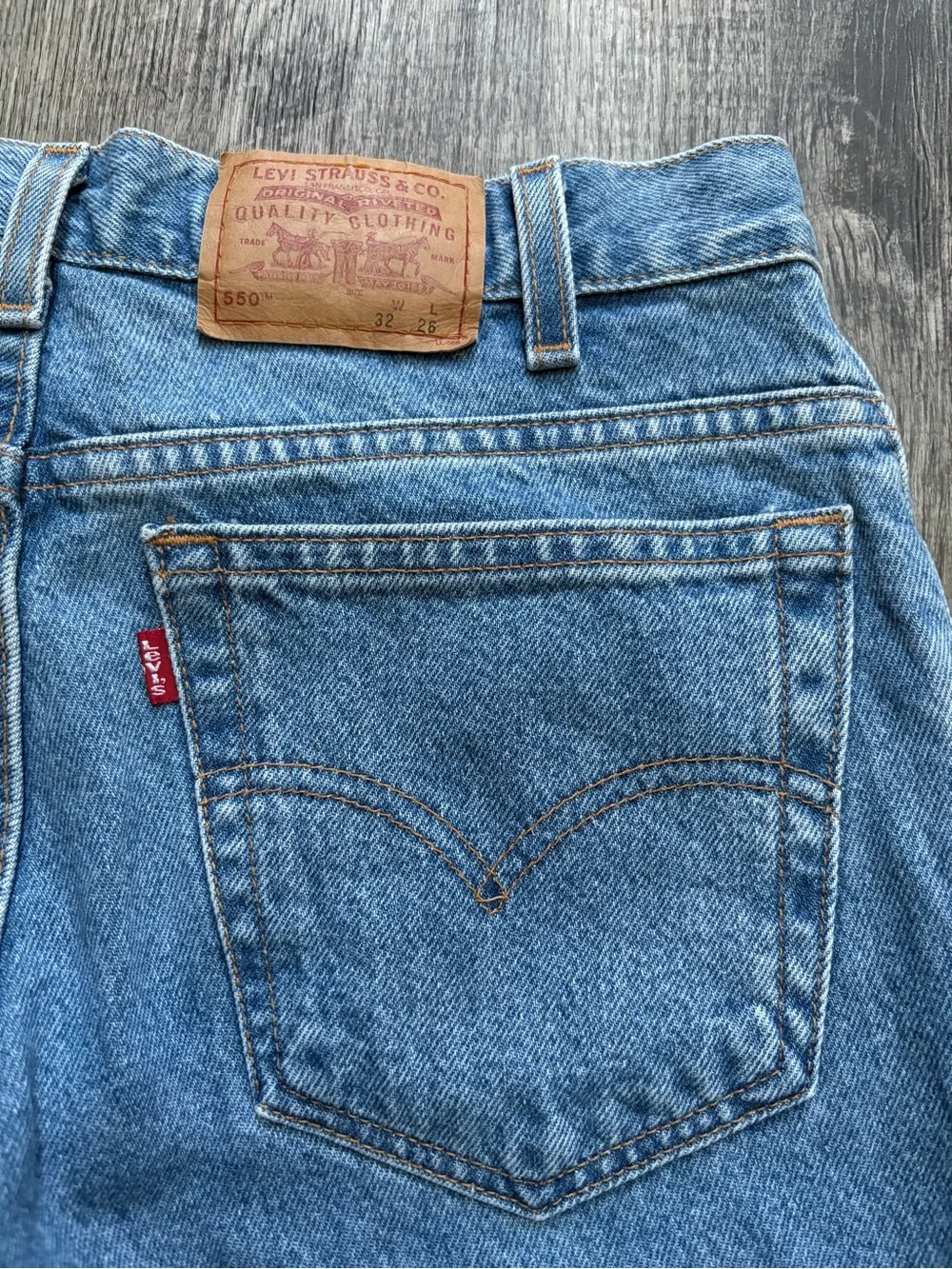 vintage 2000s levi’s 550
